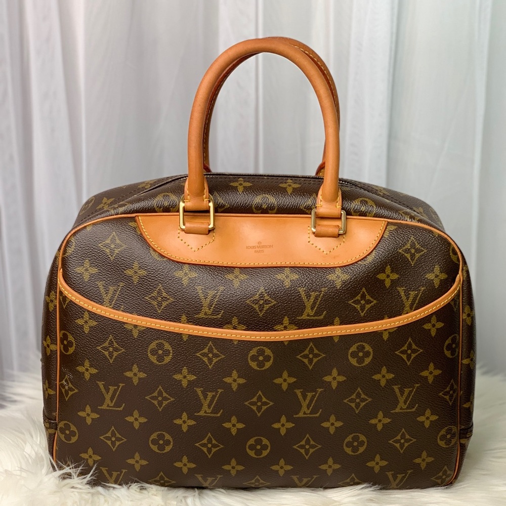 ⛔️SOLD⛔️Authentic Louis Vuitton Monogram Deauville